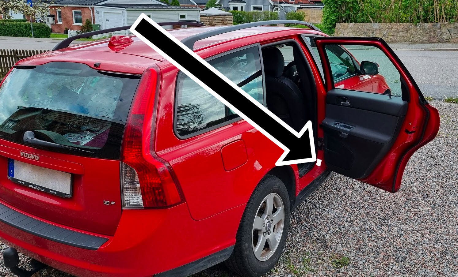 Färgkoden på en Volvo V50 och V70 hittas oftast vid höger bakdörr på en etikett.