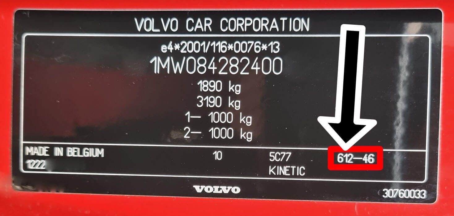 En röd färgkod, 612, på en Volvo V50.