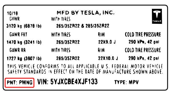 Lokalisera färgkoden på en Tesla. Se "PNT" på din dekal