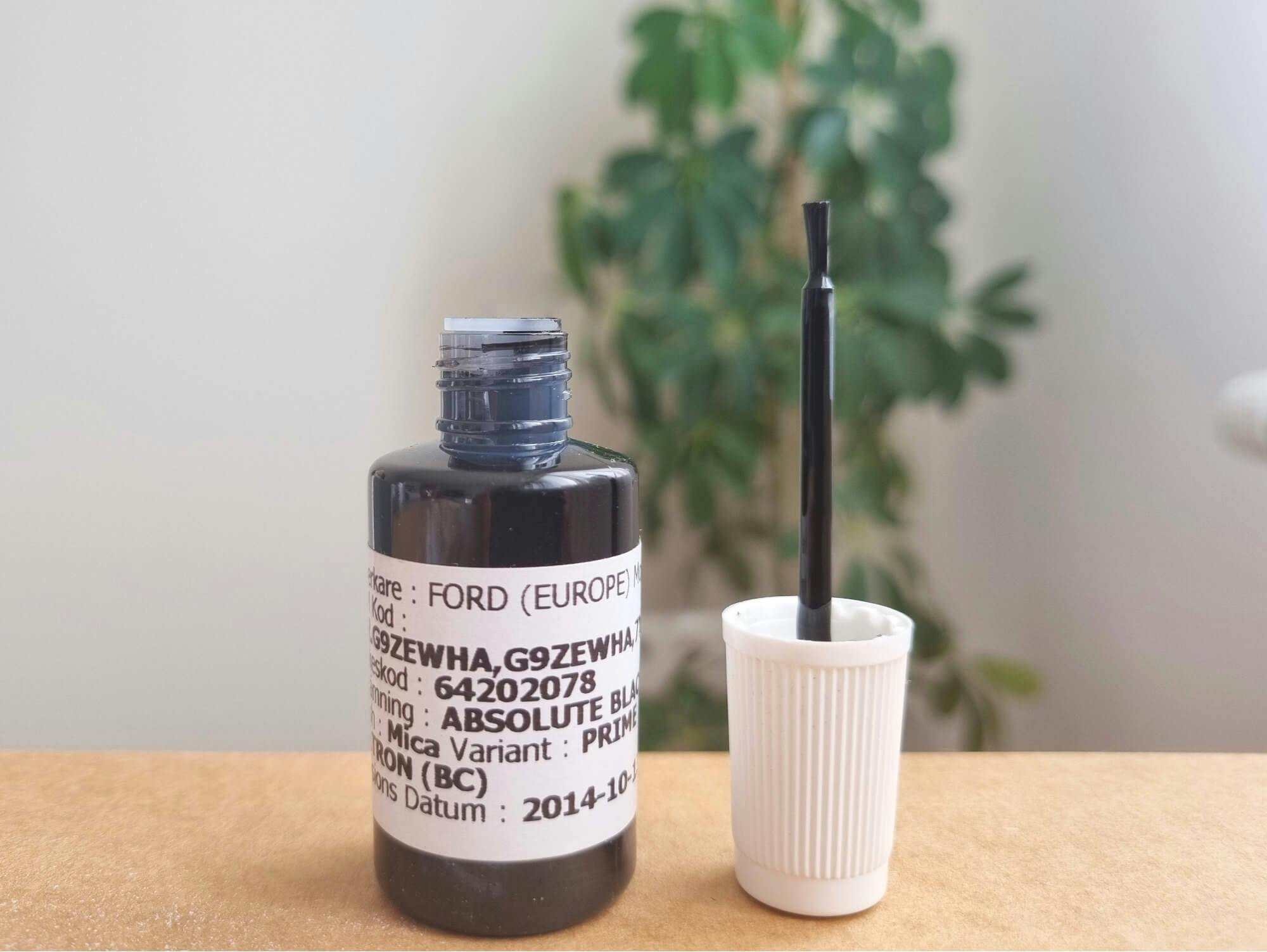 Svart lackstift till Ford