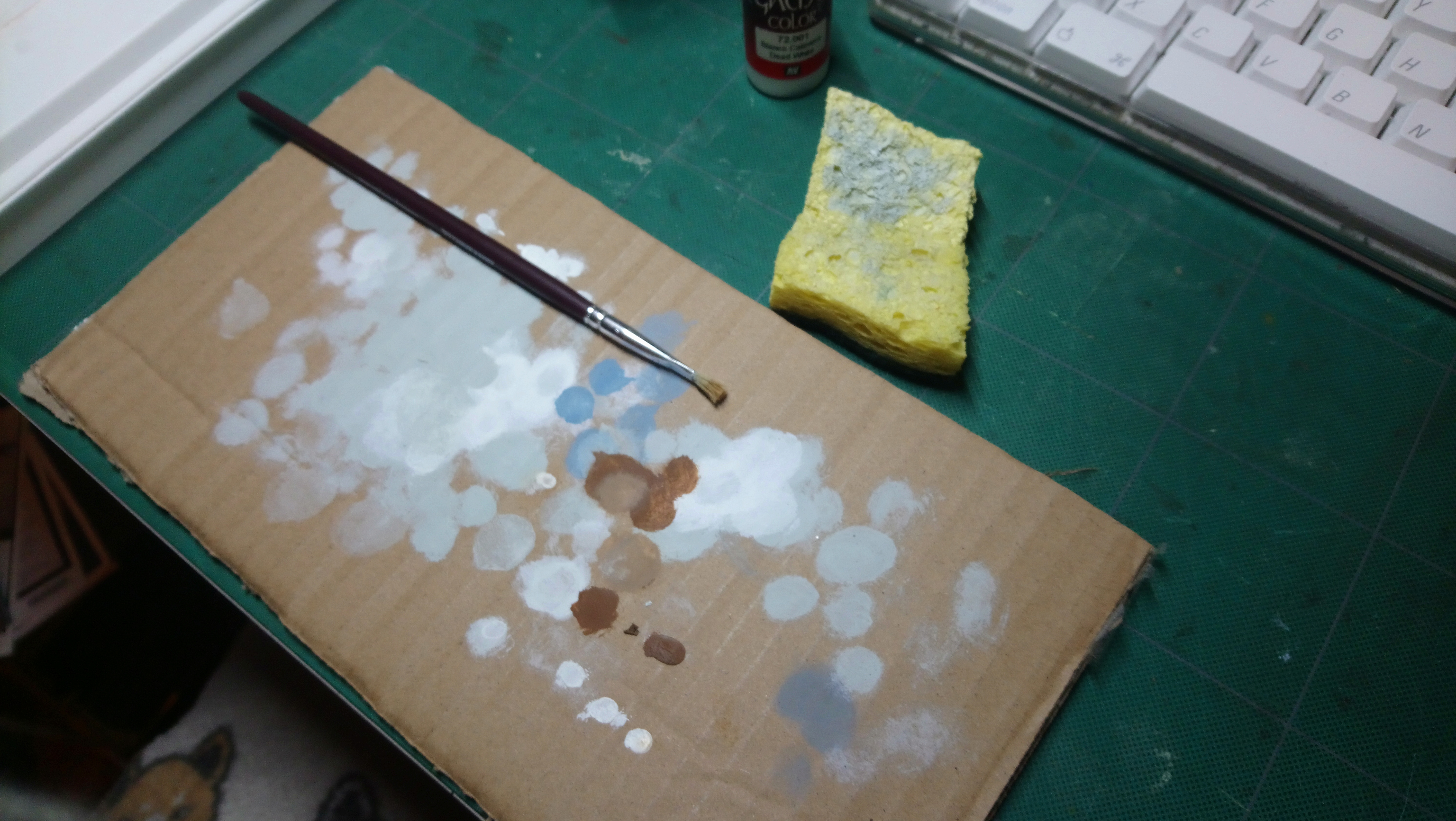 A piece of cardboard, a sponge, and a drybrush.