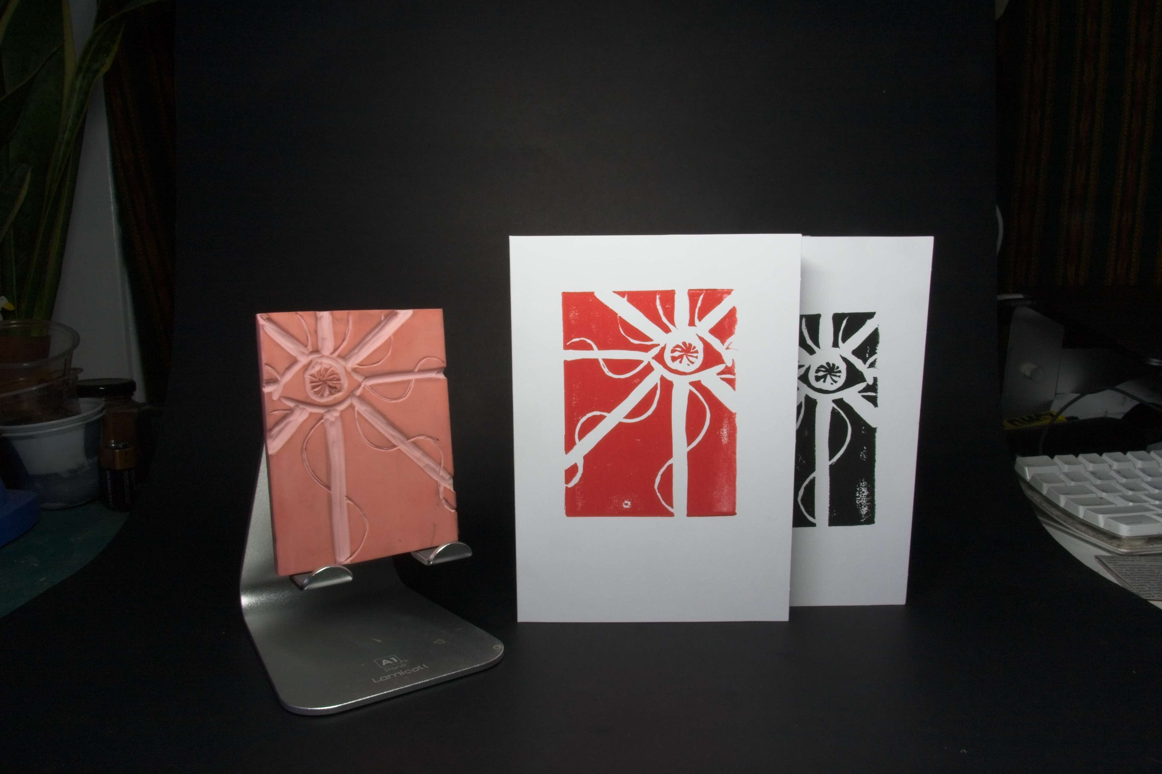 An eye with rays coming out each direction