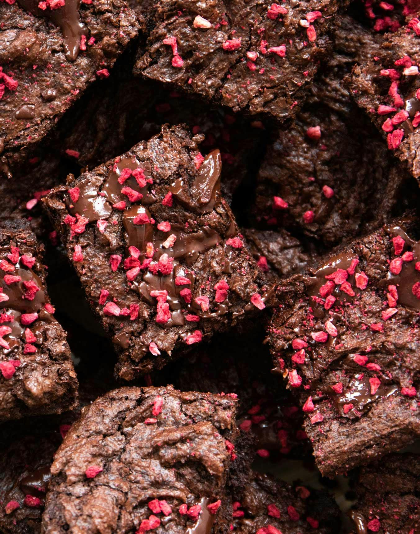 chocolate brownies with raspberries 