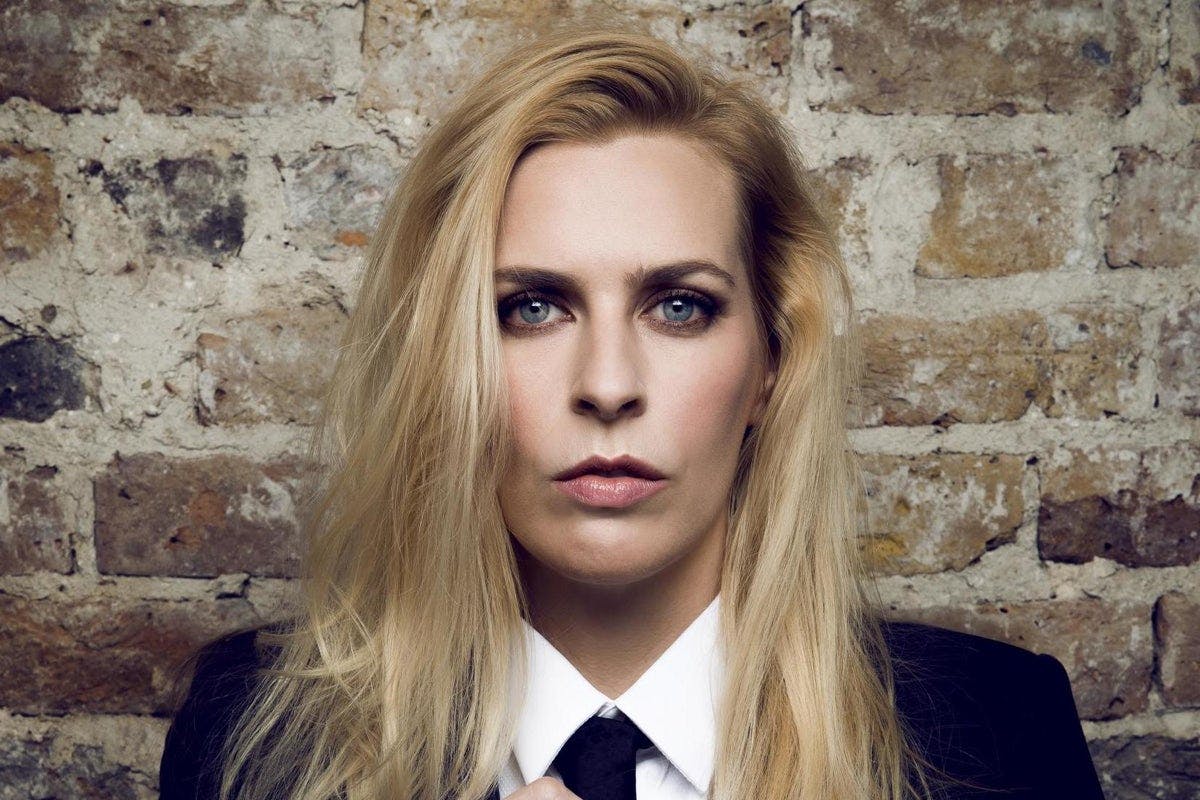 sara pascoe headshot