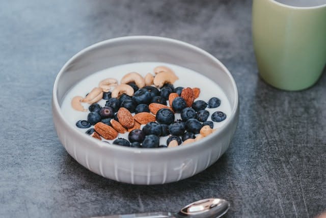 greek yoghurt and fruit