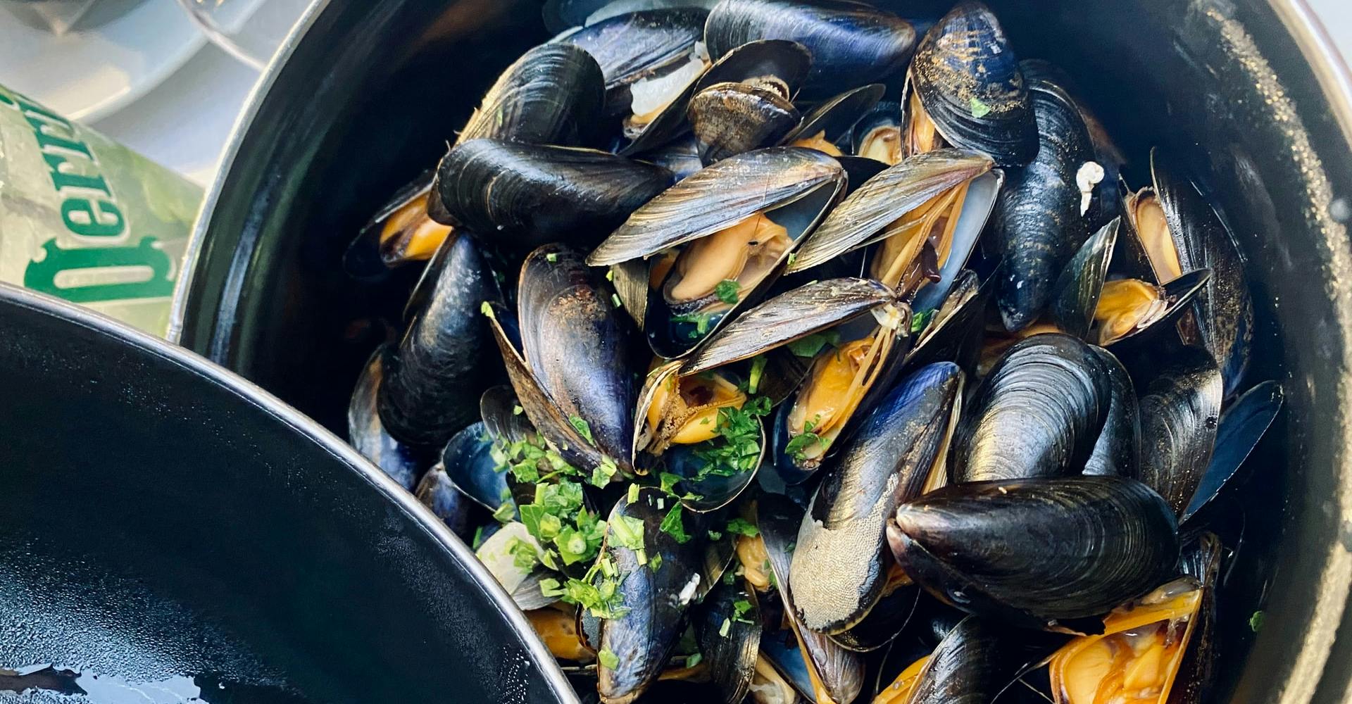 a pan of mussels 