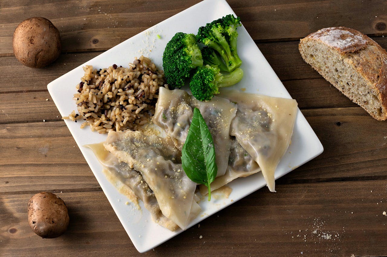 mushroom ravioli with broccoli 