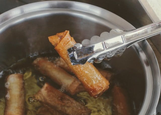 spring rolls in the fryer