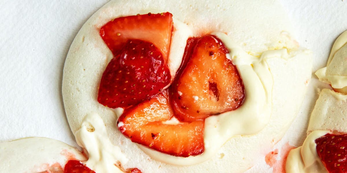 vegan meringues with strawberries