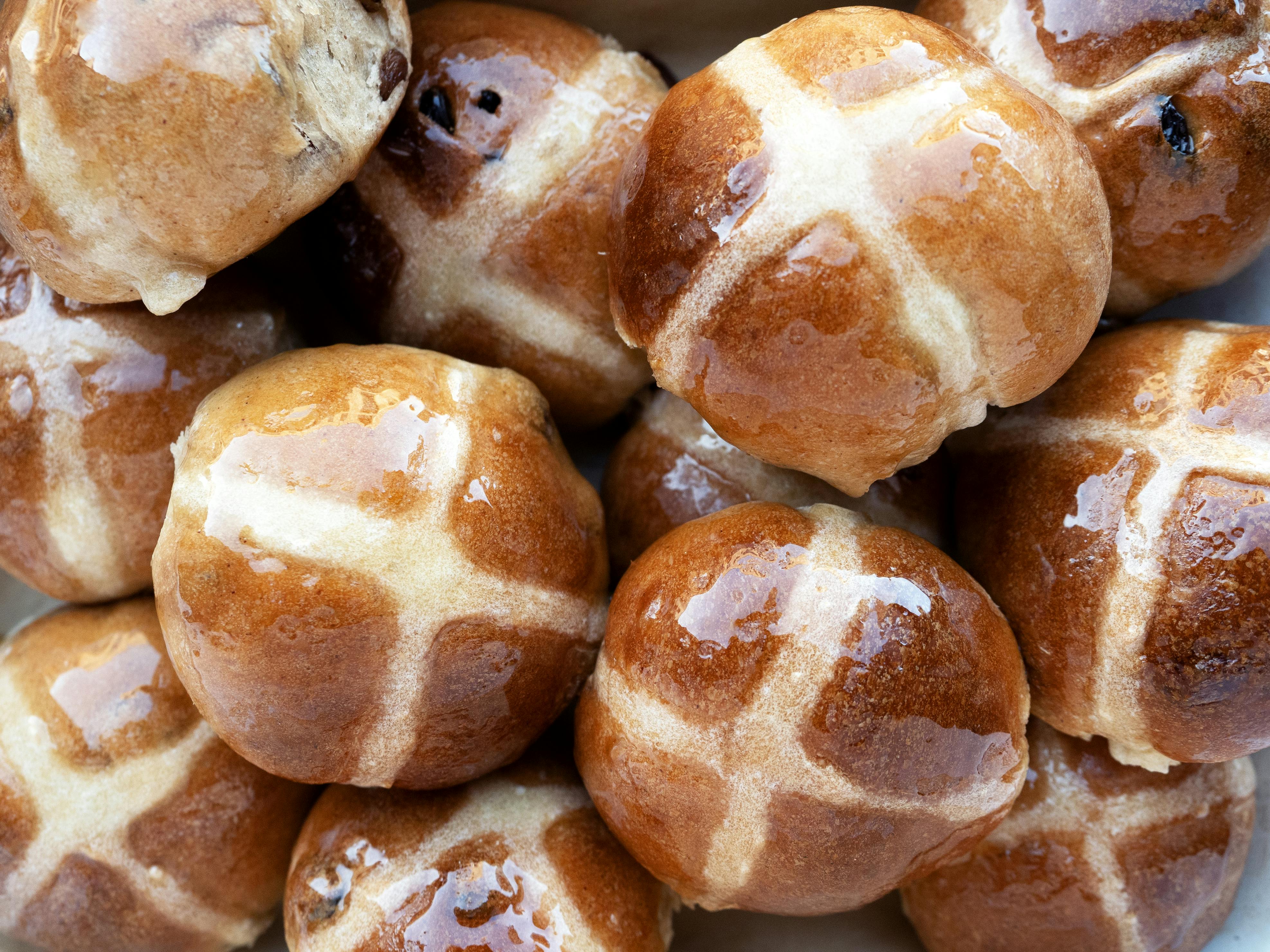 vegan hot cross buns