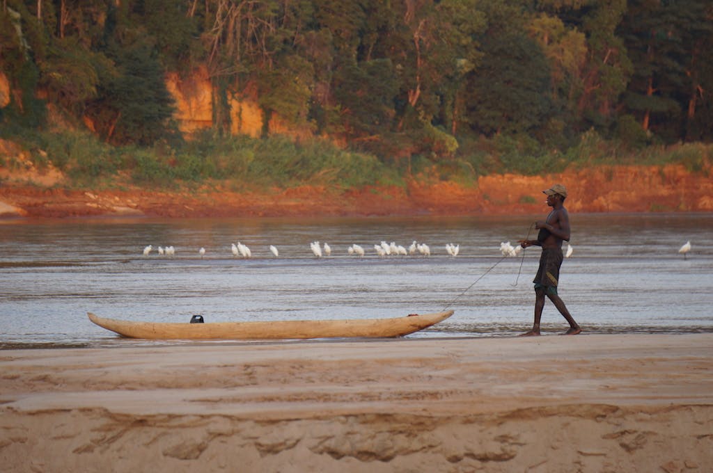 A local fisherman, who also gave us some honeycombs, decided to stop and fish in the presence of birds.