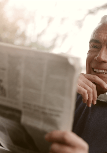 Homme retraité heureux de lire son journal paisiblement, sans se soucier de sa retraite car son PER (Plan Épargne Retraite) lui permet d’avoir un revenu complémentaire.