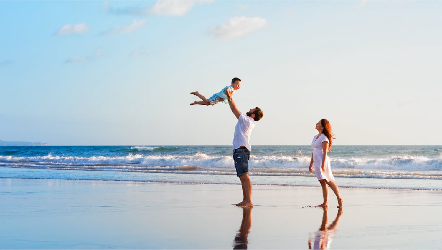 Famille heureuse sur la plage, qui a pu s’offrir des vacances grâce à des placements financiers intelligents et a pu percevoir des revenus complémentaires.