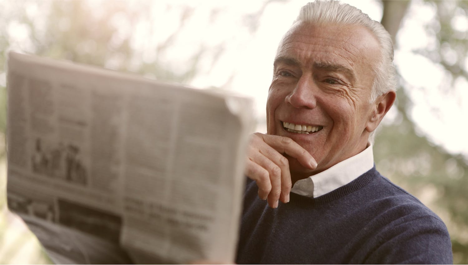Homme retraité heureux de lire son journal paisiblement, sans se soucier de sa retraite car son PER (Plan Épargne Retraite) lui permet d’avoir un revenu complémentaire.
