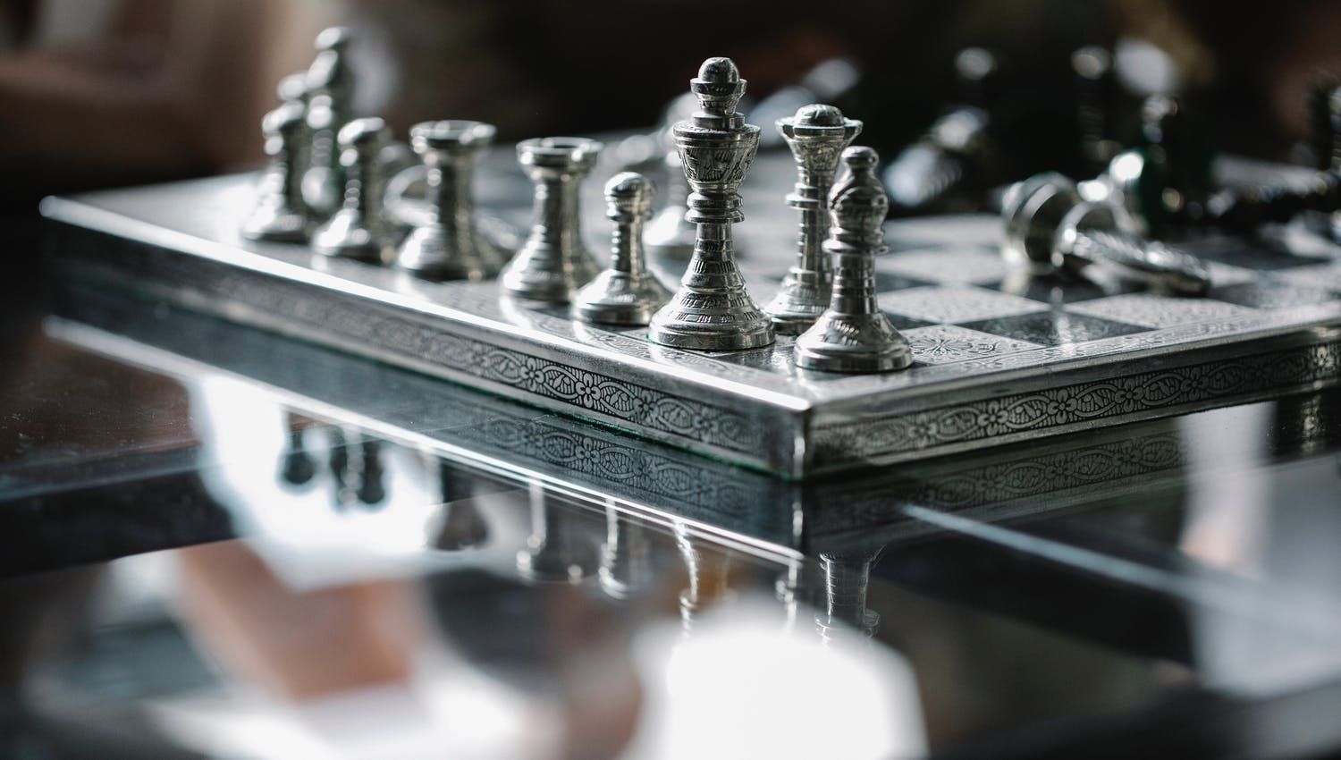 Jeu d'échecs montrant la stratégie et le choix entre fonds garantis et unités de compte pour son contrat d'assurance-vie