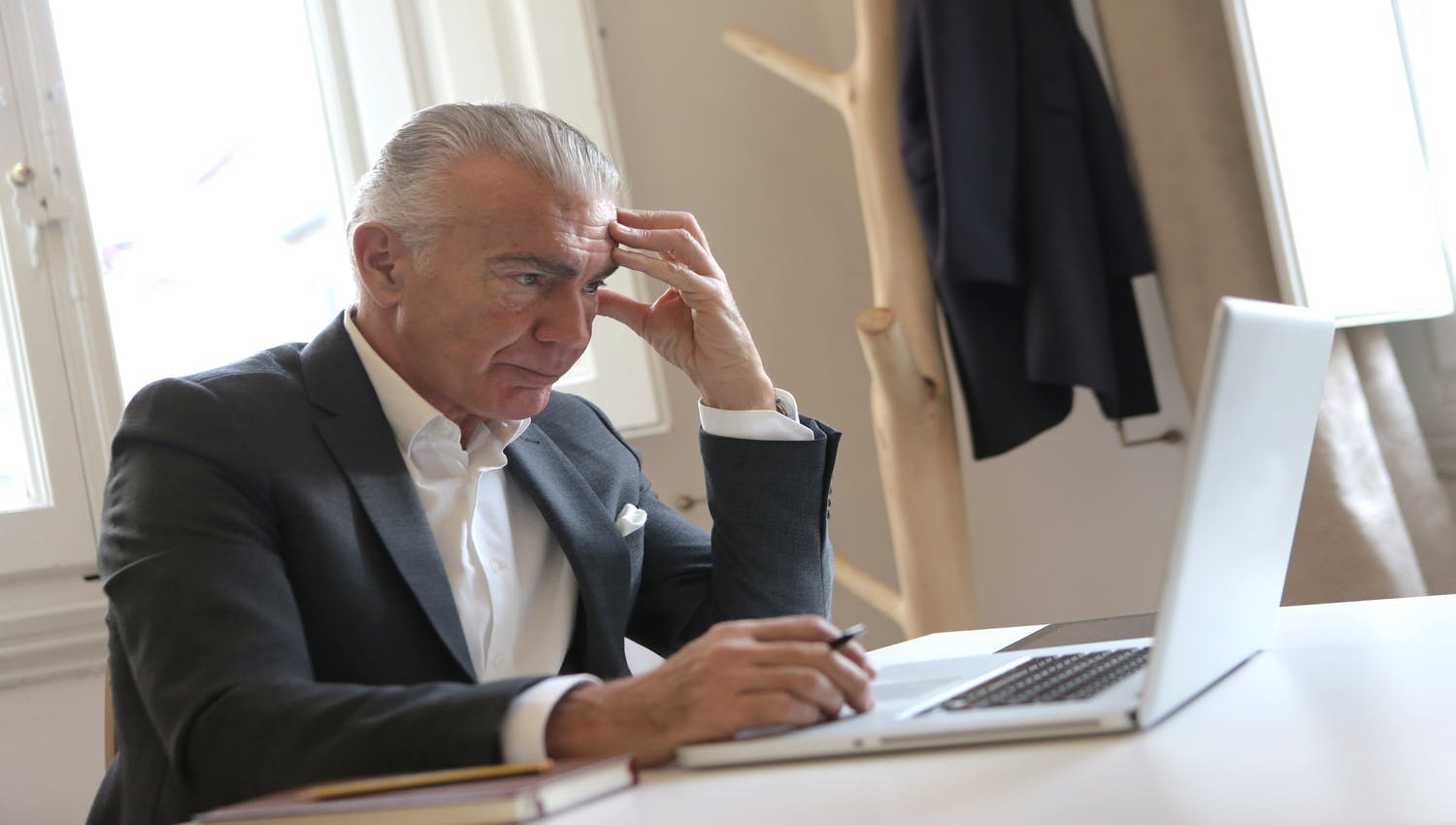 Homme cherchant comment réduire ses impôts car il ne connait pas Alphacap pour avoir des conseils de la part de professionnels concernant ses placements.