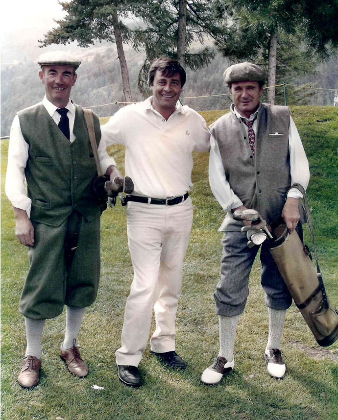 Foto d'epoca di tre golfisti in abbigliamento tradizionale su campo da golf alpino, anni '70
