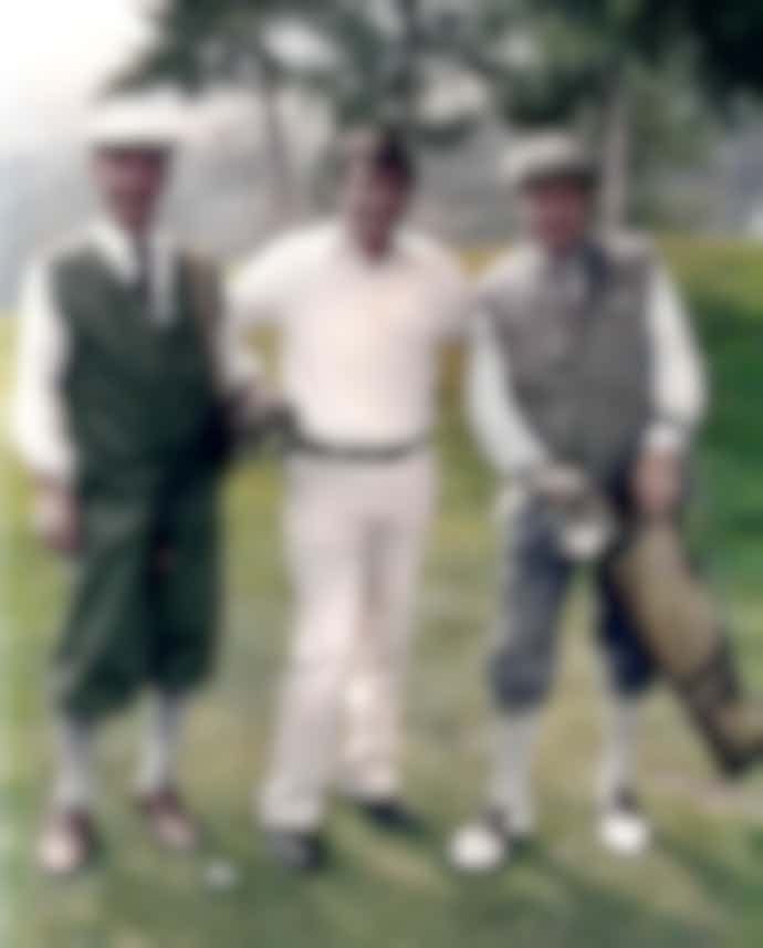 Foto d'epoca di tre golfisti in abbigliamento tradizionale su campo da golf alpino, anni '70
