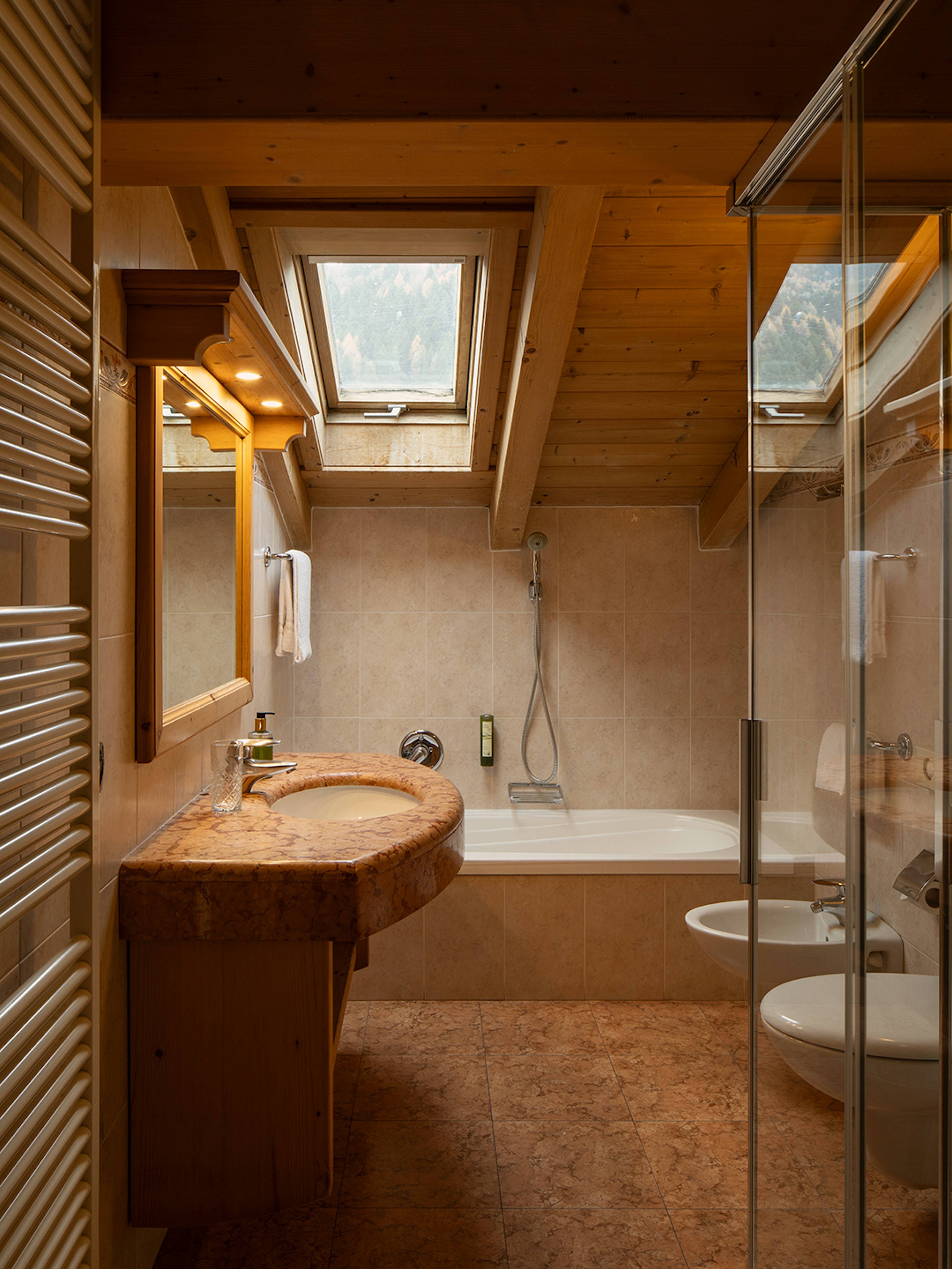 Bagno con doccia e vasca, con vista dall'abbaino.