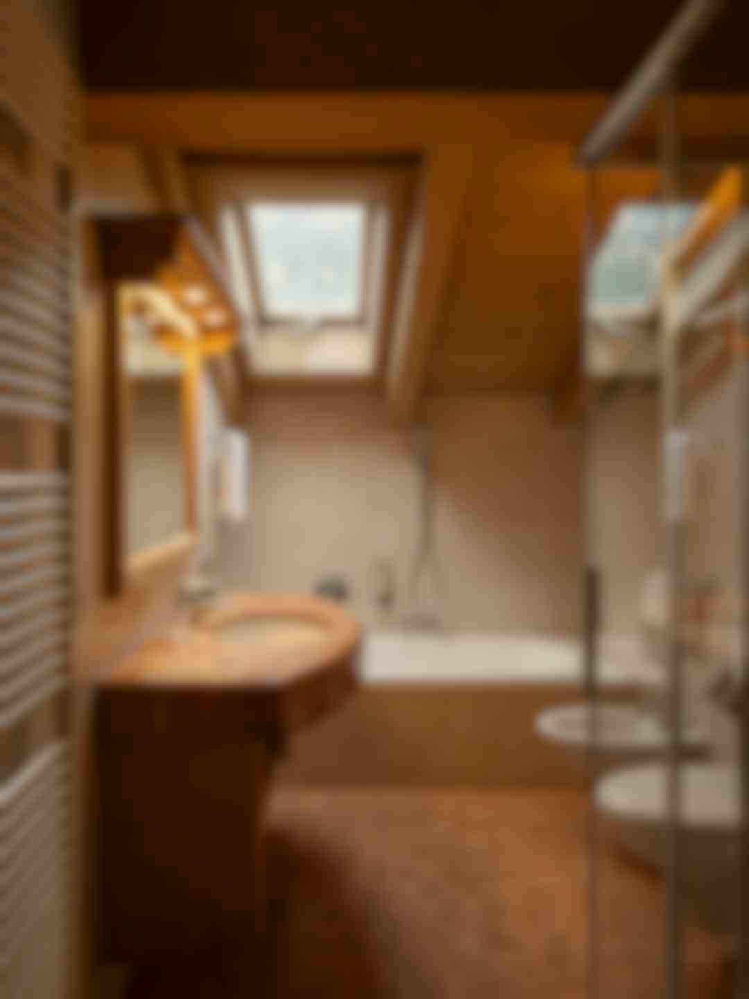 Bagno con doccia e vasca, con vista dall'abbaino.