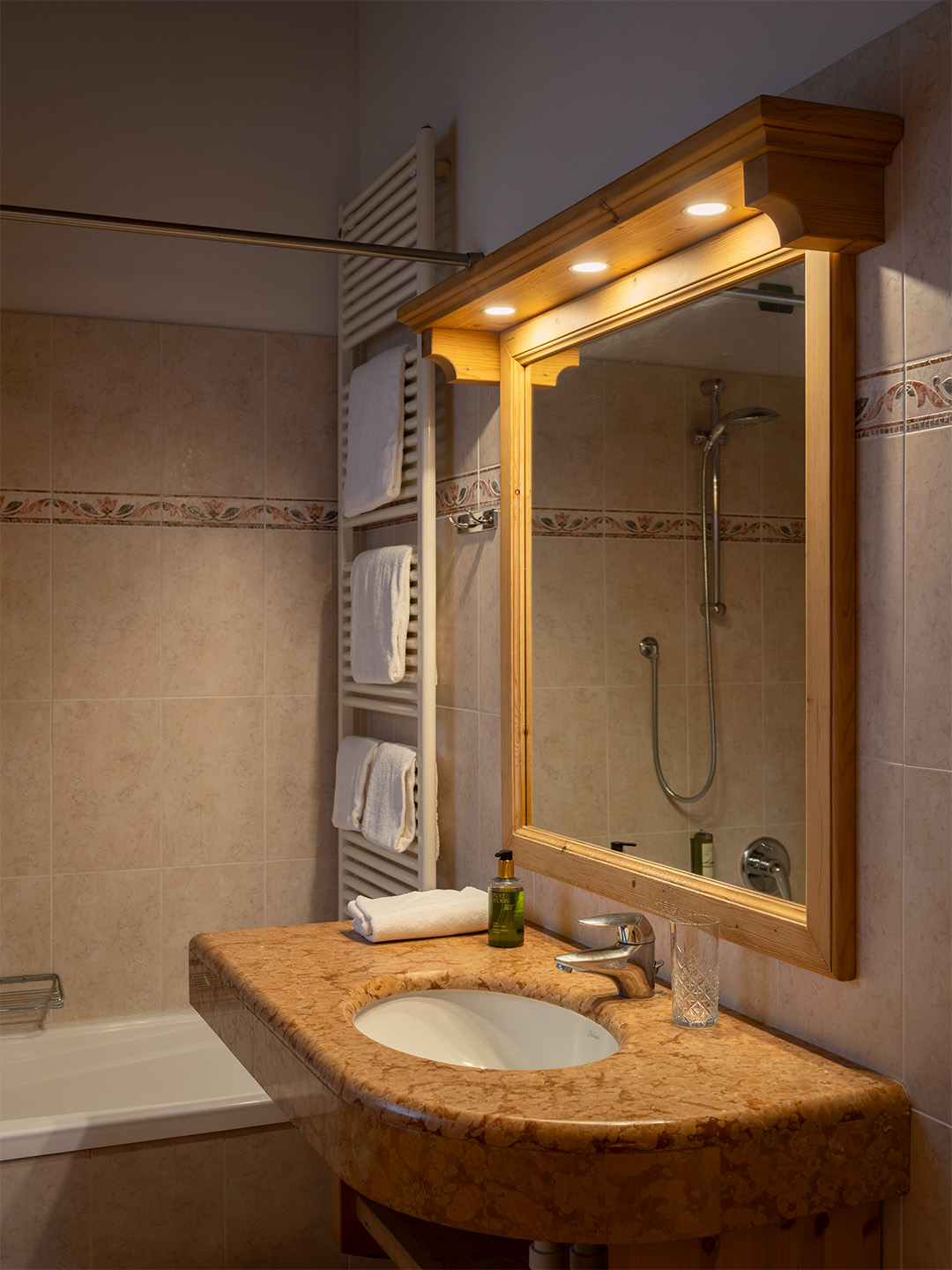 grande specchio da bagno con vasca e doccia.