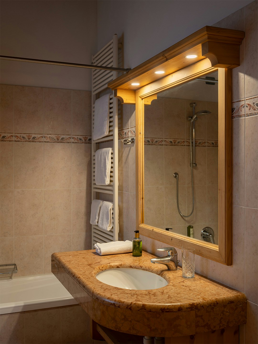 grande specchio da bagno con vasca e doccia.