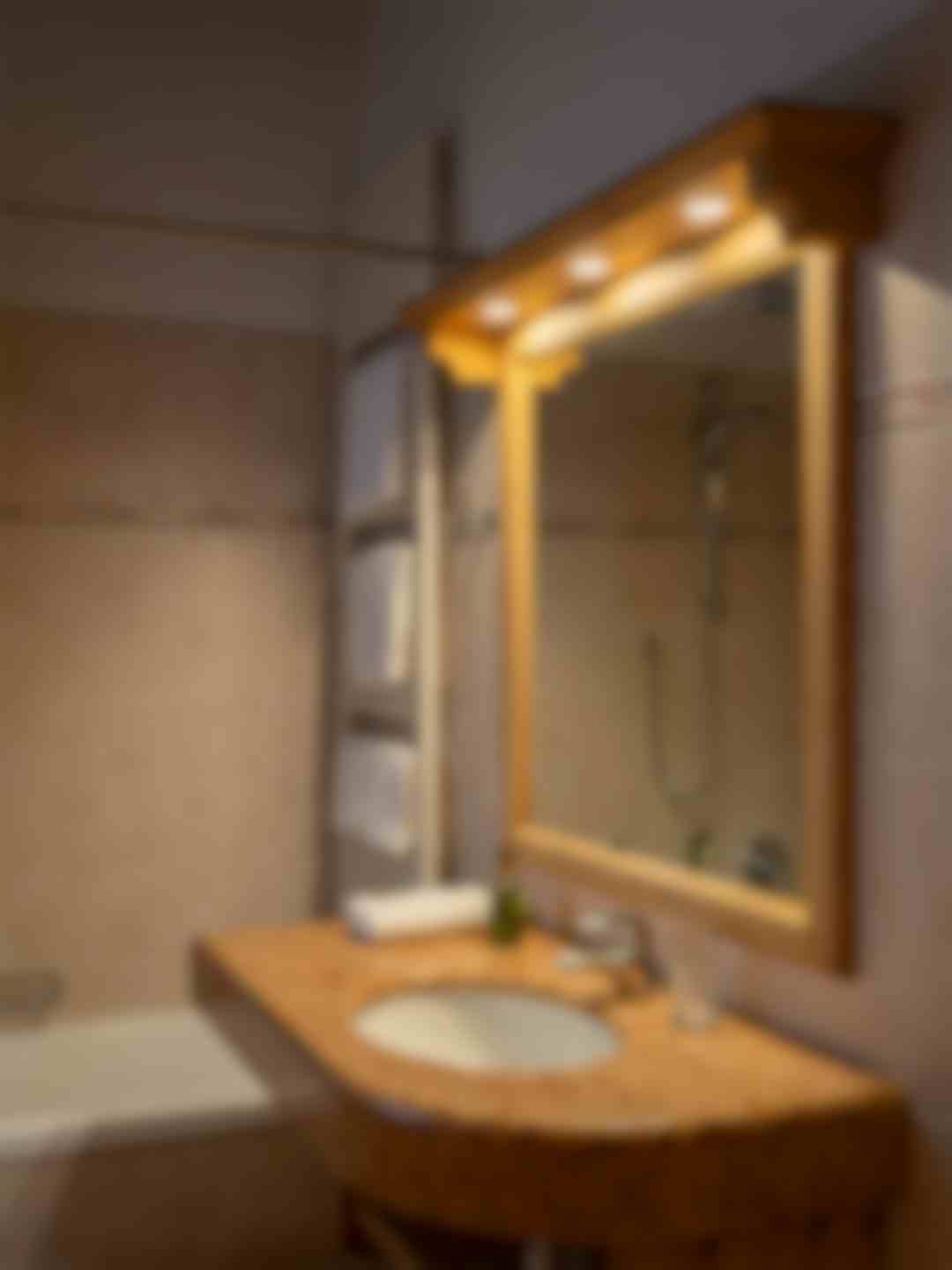 grande specchio da bagno con vasca e doccia.