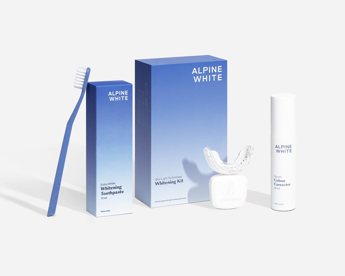 Routine Bright Smile Alpine White comprenant Sérum Correcteur de Couleur, Kit de Blanchiment LED et Dentifrice Extra White. Pour des dents visiblement plus blanches dès 3 jours et un sourire éclatant à chaque instant.