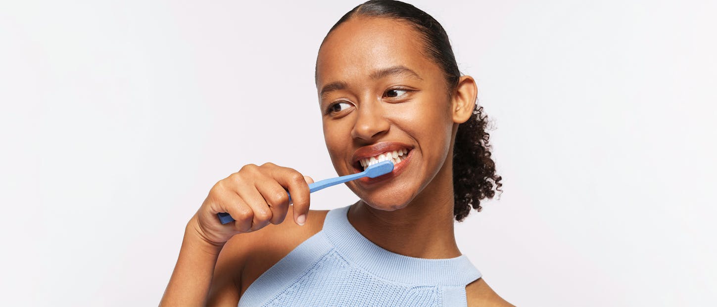 Alpine White, higiene oral, cáries, escovação, gengivas, fio dental, saúde bucal, higiene bucal, clareamento dental, placa bacteriana, higienização bucal, enxaguante bucal, escova de dentes, escovação dos dentes, higiene oral, escova de dente, raspador de língua, escova dental, restos de alimentos, acúmulo de placa, escovas de dentes, limpeza correta, sensibilidade dentária, antisséptico bucal, bactérias causadoras, resíduos alimentares, higiene dental, longo prazo, bactérias nocivas