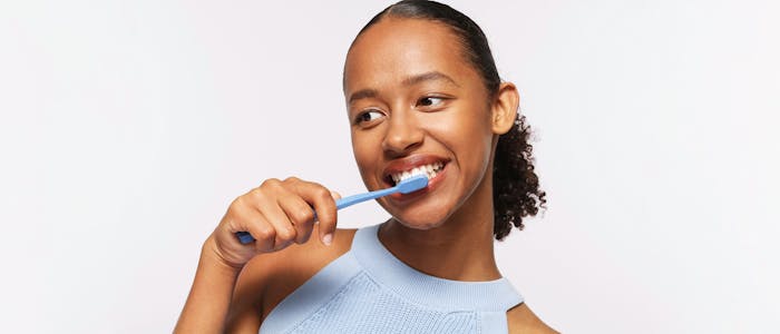 Alpine White, higiene oral, cáries, escovação, gengivas, fio dental, saúde bucal, higiene bucal, clareamento dental, placa bacteriana, higienização bucal, enxaguante bucal, escova de dentes, escovação dos dentes, higiene oral, escova de dente, raspador de língua, escova dental, restos de alimentos, acúmulo de placa, escovas de dentes, limpeza correta, sensibilidade dentária, antisséptico bucal, bactérias causadoras, resíduos alimentares, higiene dental, longo prazo, bactérias nocivas