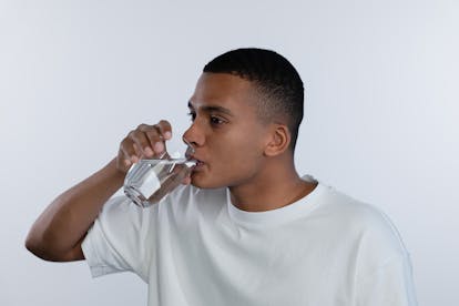 Poudre au charbon actif Alpine White, blanchiment naturel pour des dents plus blanches et une haleine fraîche. Élimine efficacement taches, plaque et tartre grâce à une formule suisse vegan, sans peroxyde.