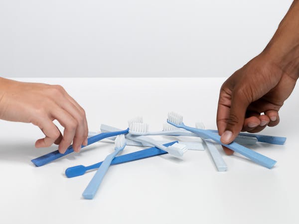 Routine Blanchiment & Soin Alpine White avec Kit de Blanchiment LED et Dentifrice Extra White. Blanchiment efficace dès 3 jours, combiné à un soin quotidien pour des dents durablement éclatantes.