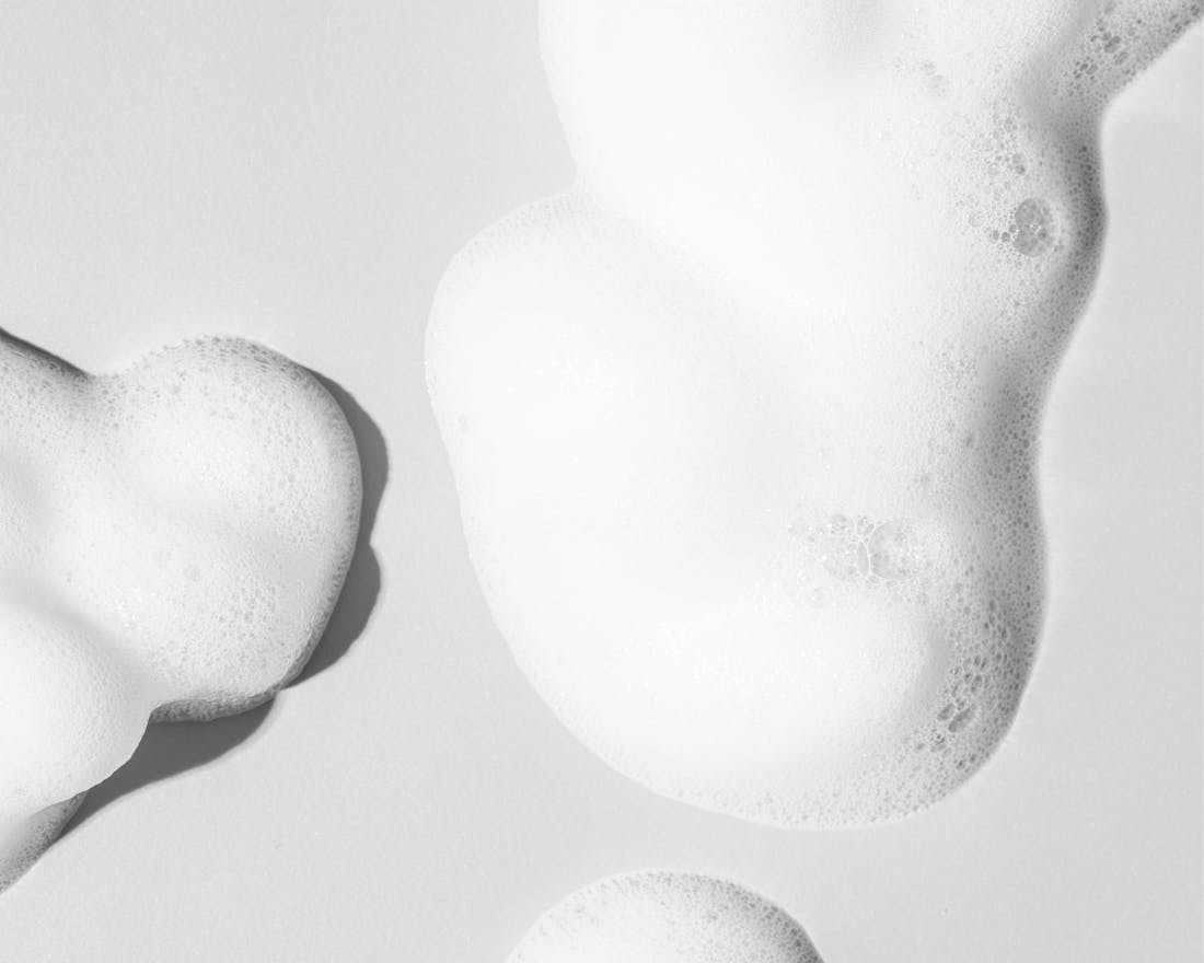 Pack Blanchiment Alpine White avec poudre au charbon actif, bandes blanchissantes et mousse blanchissante. Routine complète pour un sourire visiblement plus blanc à la maison.