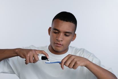 Sérum Correcteur de Couleur Alpine White, blanchiment instantané des dents en 2 minutes seulement. Formule suisse sans peroxyde, neutralise efficacement les nuances jaunâtres pour un sourire lumineux immédiat.