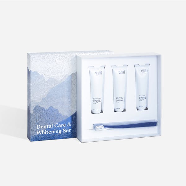 Coffret Cadeau Alpine White avec 3 dentifrices blanchissants (Extra White, Anti Plaque, Sensitivity Relief) et une brosse à dents durable. Idéal pour offrir un sourire sain et naturellement éclatant.