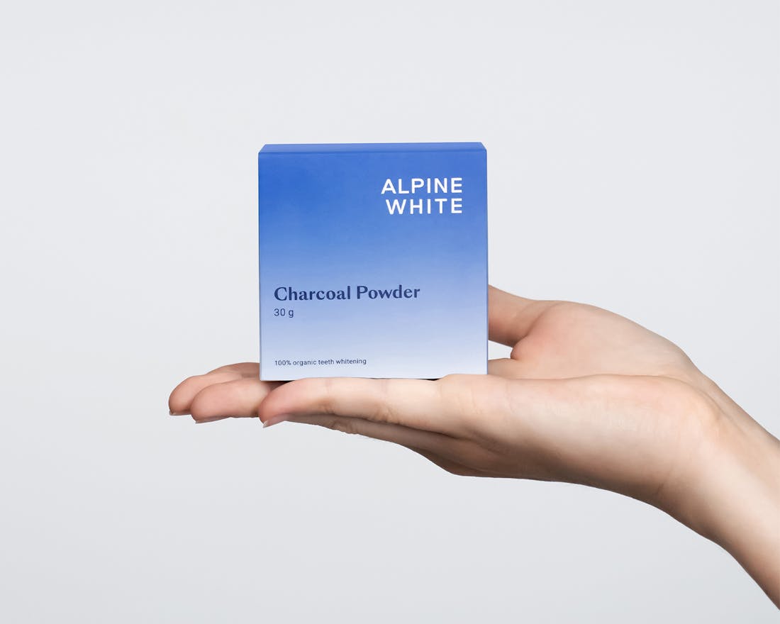 Poudre au charbon actif Alpine White, blanchiment naturel pour des dents plus blanches et une haleine fraîche. Élimine efficacement taches, plaque et tartre grâce à une formule suisse vegan, sans peroxyde.