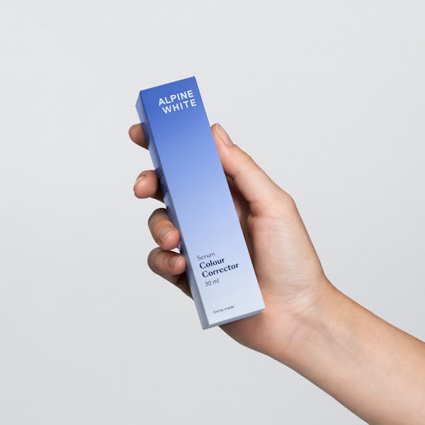 Sérum Correcteur de Couleur Alpine White, blanchiment instantané des dents en 2 minutes seulement. Formule suisse sans peroxyde, neutralise efficacement les nuances jaunâtres pour un sourire lumineux immédiat.
