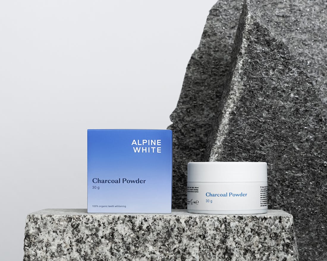 Poudre au charbon actif Alpine White, blanchiment naturel pour des dents plus blanches et une haleine fraîche. Élimine efficacement taches, plaque et tartre grâce à une formule suisse vegan, sans peroxyde.