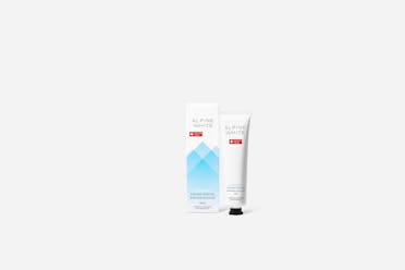 Creme Dental Clareador Extra White ALPINE WHITE com PAP e carvão ativado: clareamento dental seguro, remoção eficaz de manchas profundas e fortalecimento do esmalte. Fórmula suíça, vegana e cruelty-free.