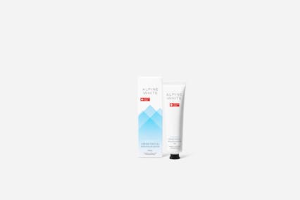 Creme Dental Clareador Extra White ALPINE WHITE com PAP e carvão ativado: clareamento dental seguro, remoção eficaz de manchas profundas e fortalecimento do esmalte. Fórmula suíça, vegana e cruelty-free.