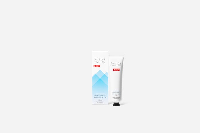 Creme Dental Clareador Extra White ALPINE WHITE com PAP e carvão ativado: clareamento dental seguro, remoção eficaz de manchas profundas e fortalecimento do esmalte. Fórmula suíça, vegana e cruelty-free.