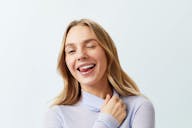 Alpine White, saude bucal, higiene bucal, placa bacteriana, clareamento dental, mau halito, peroxido de hidrogenio, clareamento caseiro