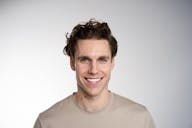 Sourire hollywoodien, blanchiment professionnel, dents d'un blanc éclatant, blanchiment des dents, gel de blanchiment, émail des dents, décoloration des dents, blanchiment à domicile, blanchiment en cabinet, soins dentaires, cabinet dentaire, dents blanches, santé dentaire, hygiène bucco-dentaire, blanchiment des dents, méthodes de blanchiment, protection des gencives, résultats du blanchiment, esthétique dentaire, blanchiment des dents en toute sécurité.