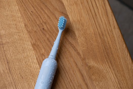 Elektrische Zahnbürste oder Handzahnbürste? Die Wahl zwischen einer elektrischen Zahnbürste und einer Handzahnbürste hängt von Deinen individuellen Bedürfnissen ab. Beide haben ihre Vorteile, und es gibt einige Unterschiede, die Dir bei der Entscheidung helfen können. Hier findest Du einen ausführlichen Vergleich, um die für Dich beste Option zu finden. Handzahnbürste: Der klassische Ansatz Die klassische Handzahnbürste ist seit Jahrzehnten ein fester Bestandteil der täglichen Mundhygiene. Sie ist einfach in der Anwendung und ideal für alle, die sich an ihre eigene Putztechnik halten möchten. Vorteile: Preiswert: Handzahnbürsten wie die von ALPINE WHITE sind kostengünstig und überall erhältlich. Mit einem Preis von 4,90 CHF bieten wir eine nachhaltige Zahnbürste, die zu einem Drittel aus Weizenstärke besteht. Nachhaltigkeit: Unsere Handzahnbürste reduziert Plastikmüll und ist umweltfreundlich designt. Flexibilität: Du kannst die Putzbewegung und den Härtegrad der Borsten (wir empfehlen weiche Borsten) selbst bestimmen. Schonend: Bei richtiger Anwendung schützt sie die Zahnoberfläche und das Zahnfleisch. Herausforderungen: Erfordert eine gute Putztechnik, um effektiv zu reinigen. Schwierig, schwer zugängliche Zahnzwischenräume zu erreichen. Nicht immer so gründlich wie eine elektrische Zahnbürste, insbesondere bei hartnäckigen Belägen. Elektrische Zahnbürsten: Der technische Fortschritt Elektrische Zahnbürsten wie unsere Sonic Toothbrush machen es einfacher, Deine Zähne effektiv zu reinigen. Besonders bei Menschen mit eingeschränkter Putztechnik sind sie oft die bessere Wahl. Vorteile: Effektive Reinigung: Die Sonic Toothbrush von ALPINE WHITE erreicht bis zu 80.000 Schwingungen pro Minute und entfernt bis zu 86 % mehr Zahnbelag. Einfachheit: Dank automatisierter Putzbewegungen musst Du weniger manuell arbeiten, was die Reinigung erleichtert. Reduktion von Zahnfleischentzündungen: Unsere Schalltechnologie reduziert Entzündungen um bis zu 92 %. Zeitmanagement: Die automatische Abschaltung nach der empfohlenen Putzzeit hilft, die richtige Dauer einzuhalten. Zahnschmelzschonend: Weiche Borsten und abgerundete Spitzen sind besonders sanft zu empfindlichen Zahnhälsen. Herausforderungen: Kosten: Elektrische Zahnbürsten sind in der Anschaffung teurer. Die Sonic Toothbrush kostet 129,90 CHF, bietet jedoch ein ausgezeichnetes Preis-Leistungs-Verhältnis. Abhängigkeit von Strom: Regelmässiges Laden des Akkus ist notwendig. Warum elektrische Zahnbürsten oft die bessere Wahl sind Elektrische Zahnbürsten, insbesondere Schallzahnbürsten und oszillierende Zahnbürsten, bieten eine gründlichere Reinigung als die klassische manuelle Zahnbürste. Dank ihrer schnellen Bewegungen reinigen sie die Zahnoberfläche effizient und entfernen hartnäckige Beläge, die mit einer klassischen Handzahnbürste schwer zu beseitigen sind. Die Technologie hinter Schallzahnbürsten oder Ultraschallzahnbürsten ermöglicht es, sogar die Kauflächen und schwer zugängliche Zwischenräume besser zu erreichen, was das Risiko für Karies deutlich reduziert. Mit Funktionen wie einem runden Bürstenkopf und präzisen oszillierenden Bewegungen erzielen sie Ergebnisse, die laut Zahnärzten und Zahnmedizinern fast an eine professionelle Zahnreinigung heranreichen. Wenn Du Wert auf eine besonders schonende Pflege legst, sind elektrische Zahnbürsten nicht nur effektiver, sondern oft auch zahnschmelzschonender als Naturborsten. Kosten und Nachhaltigkeit Die Handzahnbürste ist die preiswertere Wahl. Sie ist kostengünstig in der Anschaffung, und Du kannst sie einfach ersetzen. Unsere nachhaltige Handzahnbürste bei ALPINE WHITE besteht zu einem Drittel aus Weizenstärke, was sie besonders umweltfreundlich macht. Das macht sie ideal für alle, die Wert auf Nachhaltigkeit legen. Die elektrische Zahnbürste, wie unsere Sonic Toothbrush, hat zwar höhere Anschaffungskosten, bietet aber auf lange Sicht ein ausgezeichnetes Preis-Leistungs-Verhältnis. Die Bürstenköpfe müssen regelmässig ersetzt werden, ähnlich wie eine Handzahnbürste, was zusätzliche Kosten mit sich bringt. Dafür punktet sie durch ihre Langlebigkeit und die gründlichere Reinigung. Effektivität der Reinigung Die Handzahnbürste kann, bei richtiger Anwendung, eine gründliche Reinigung gewährleisten. Entscheidend ist dabei, dass Du die richtige Putztechnik beherrschst. Du solltest Deine Zähne in kleinen kreisenden Bewegungen putzen und darauf achten, auch schwer zugängliche Stellen wie die Zahnzwischenräume zu reinigen. Der richtige Härtegrad der Borsten spielt hier ebenfalls eine wichtige Rolle. ALPINE WHITE empfiehlt weiche Borsten, um den Zahnschmelz und das Zahnfleisch zu schützen. Die elektrische Zahnbürste erleichtert die Reinigung erheblich, besonders für diejenigen, die Schwierigkeiten mit der Technik haben. Unsere Sonic Toothbrush bietet bis zu 80.000 Schwingungen pro Minute und erreicht damit schwer zugängliche Stellen mühelos. Sie entfernt bis zu 86 % mehr Zahnbelag als eine Handzahnbürste und reduziert Zahnfleischentzündungen um bis zu 92 %. Besonders bei empfindlichen Zahnhälsen oder freiliegendem Dentin ist sie eine schonende und effektive Wahl. Einfache Anwendung Die Handzahnbürste verlangt mehr Kontrolle und Aufmerksamkeit während des Putzens. Du bist für die Putzbewegung und die Dauer verantwortlich. Wenn Du die Putztechnik nicht korrekt ausführst oder nicht lange genug putzt, kann das Putzergebnis darunter leiden. Die elektrische Zahnbürste hingegen macht das Zähneputzen einfacher. Die automatischen oszillierenden Bewegungen oder Schalltechnologien übernehmen einen Grossteil der Arbeit für Dich. Die Sonic Toothbrush signalisiert Dir sogar, wann die empfohlene Putzzeit erreicht ist, und schaltet sich automatisch ab. Das spart Zeit und sorgt für ein gutes Ergebnis. Schonung von Zahnfleisch und Zahnschmelz Bei der Handzahnbürste hängt viel von Deiner Putztechnik ab. Zu harter Druck oder zu feste Borsten können das Zahnfleisch verletzen und den Zahnschmelz schädigen. Weiche Borsten, wie sie ALPINE WHITE verwendet, reduzieren dieses Risiko. Die elektrische Zahnbürste ist besonders sanft. Unsere Sonic Toothbrush verfügt über abgerundete Borsten, die das Risiko von Verletzungen minimieren. Ausserdem ermöglicht sie eine gleichmässige Reinigung, was gerade bei empfindlichem Zahnfleisch vorteilhaft ist. Reinigung der Zahnzwischenräume Die Handzahnbürste erreicht schwer zugängliche Bereiche nur begrenzt, weshalb Du immer zusätzlich Zahnseide oder Interdentalbürsten verwenden solltest, um die Zahnzwischenräume gründlich zu reinigen. Die elektrische Zahnbürste bietet hier klare Vorteile. Die Schwingungen der Sonic Toothbrush erzeugen einen hydrodynamischen Effekt, der sogar schwer erreichbare Stellen reinigt. So wird eine gründlichere Reinigung gewährleistet, auch ohne zusätzlichen Aufwand. Zeitmanagement Mit der Handzahnbürste besteht die Gefahr, dass Du entweder zu kurz oder zu lange putzt. Die empfohlene Putzzeit beträgt zwei Minuten – mit 30 Sekunden pro Quadrant. Die Sonic Toothbrush nimmt Dir diese Unsicherheit ab. Sie gibt Dir ein Signal, wenn Du die Zeit für einen Quadranten abgeschlossen hast, und schaltet sich nach drei Minuten automatisch ab. Damit wird sichergestellt, dass Du weder zu kurz noch zu lange putzt. Unsere Empfehlung Wenn Du viel Wert auf Nachhaltigkeit und Kontrolle legst, ist die Handzahnbürste eine ausgezeichnete Wahl. Unsere nachhaltige Handzahnbürste von ALPINE WHITE kombiniert elegantes Design mit umweltfreundlichen Materialien und ist perfekt für unterwegs. Wenn Du jedoch eine besonders gründliche und komfortable Reinigung möchtest, raten wir Dir zur Sonic Toothbrush. Sie bietet eine modernste Technologie, die Deine Mundhygiene auf das nächste Level bringt. Besonders bei empfindlichem Zahnfleisch, freiliegenden Zahnhälsen oder bei einer Neigung zu Zahnfleischentzündungen ist sie die bessere Wahl. Schlusswort Egal, ob Du Dich für die Handzahnbürste oder die elektrische Zahnbürste entscheidest – eine gute Mundhygiene erfordert mehr als nur die richtige Zahnbürste. Ergänze Deine Routine mit einer fluoridhaltigen Zahnpasta, regelmässiger Verwendung von Zahnseide, und Besuchen in der Zahnarztpraxis oder bei uns im Studio. ALPINE WHITE bietet beide Optionen, perfekt abgestimmt auf Deine Bedürfnisse. Wähle jetzt Deine Zahnbürste und verbessere Deine Zahnpflege nachhaltig!