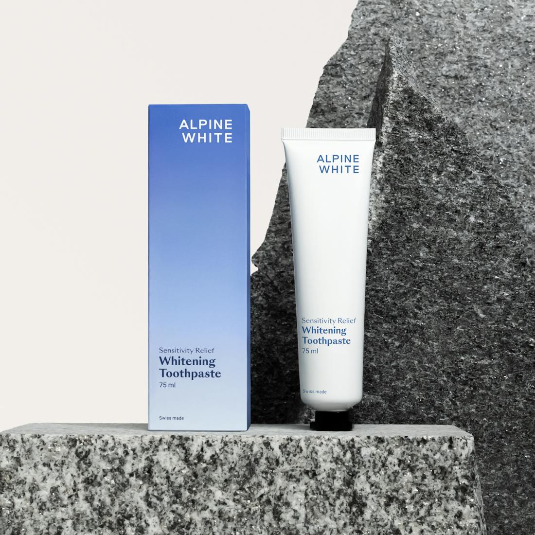 Dentifrice Blanchissant Sensitivity Relief Alpine White, spécialement conçu pour les dents sensibles. Blanchiment doux, soulagement durable de la sensibilité, formule suisse végane sans peroxyde.