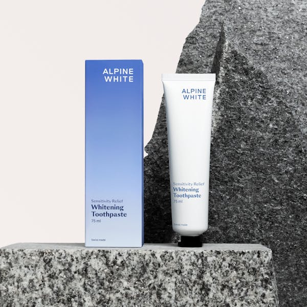 Dentifrice Blanchissant Sensitivity Relief Alpine White, spécialement conçu pour les dents sensibles. Blanchiment doux, soulagement durable de la sensibilité, formule suisse végane sans peroxyde.