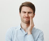 Dents mortes, causes des dents mortes, symptômes des dents mortes, traitement des dents mortes, pulpe dentaire, traitement du canal radiculaire, santé dentaire, nerf dentaire, dent morte, racine dentaire