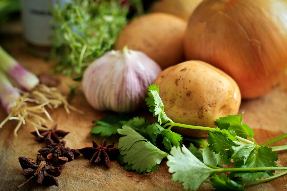 weiße Zähne, Zahnschmelz, Verfärbungen, Bleaching, Zahnaufhellung, strahlendes Lächeln, Zahnbelag, Zahnpflege, gesunde Zähne, Ernährung für weisse Zähne, professionelle Zahnreinigung, zahnschonendes Bleaching, Speichelproduktion, Zahnsubstanz, Zahncremes, Whitening