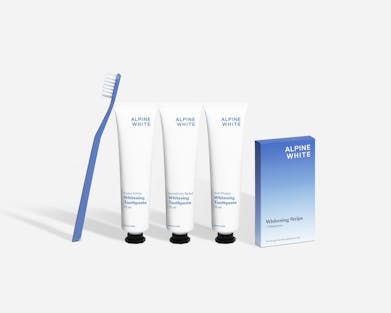 Routine Soin Alpine White : trois dentifrices blanchissants, bandes blanchissantes et brosse écologique, pour un soin quotidien complet et un sourire naturellement éclatant.