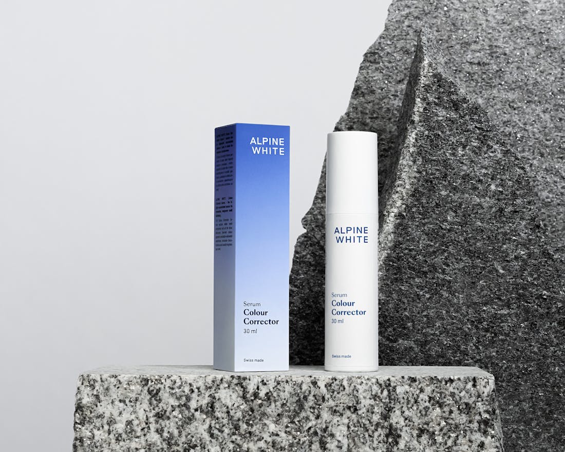 Sérum Correcteur de Couleur Alpine White, blanchiment instantané des dents en 2 minutes seulement. Formule suisse sans peroxyde, neutralise efficacement les nuances jaunâtres pour un sourire lumineux immédiat.